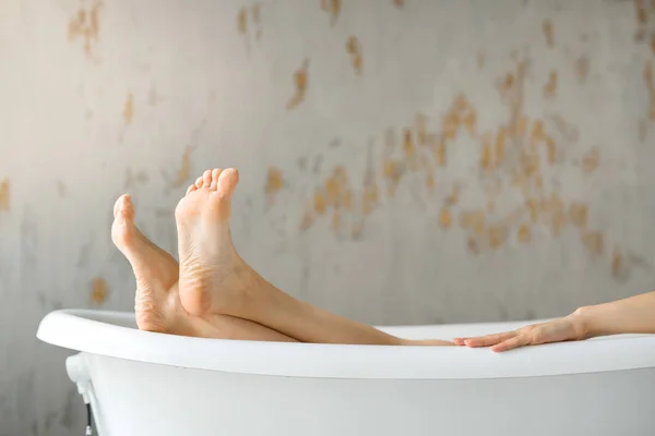 Pés Uma Jovem Mulher Tomando Banho — Fotografia de Stock