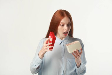 Kızıl saçlı, güzel genç bir kadın. Beyaz bir geçmişi var.