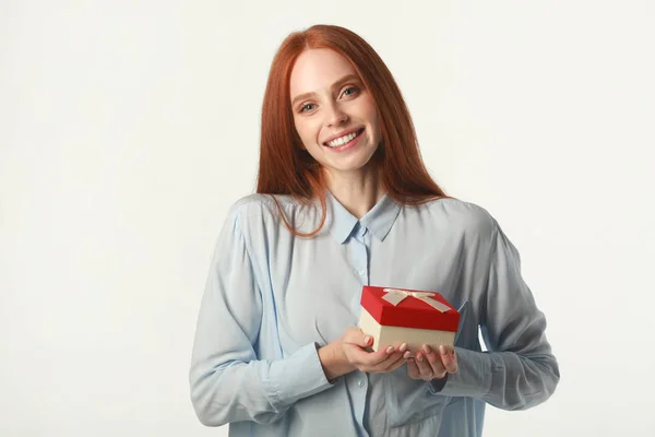 Hermosa Joven Con Pelo Rojo Con Regalo Sobre Fondo Blanco —  Fotos de Stock