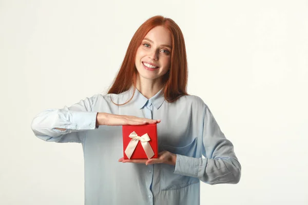 Schöne Junge Frau Mit Roten Haaren Mit Einem Geschenk Auf — Stockfoto