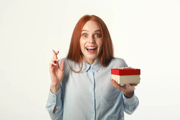 Hermosa Joven Con Pelo Rojo Con Regalo Sobre Fondo Blanco —  Fotos de Stock