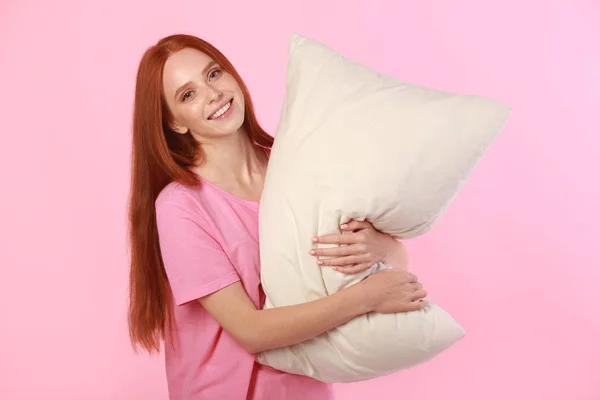 Bella Giovane Donna Con Capelli Rossi Con Cuscino Mano Sfondo — Foto Stock