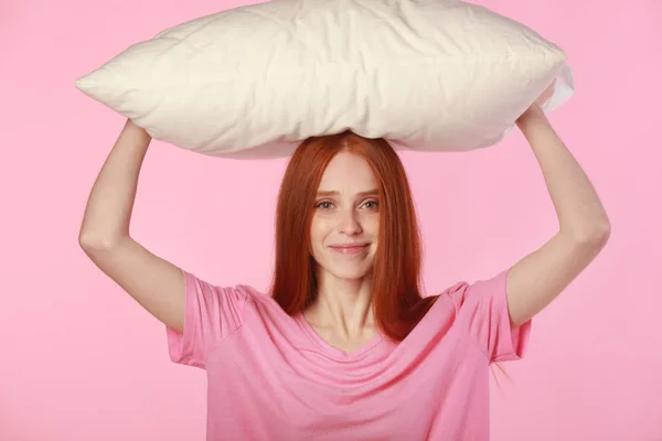 Bella Giovane Donna Con Capelli Rossi Con Cuscino Mano Sfondo — Foto Stock