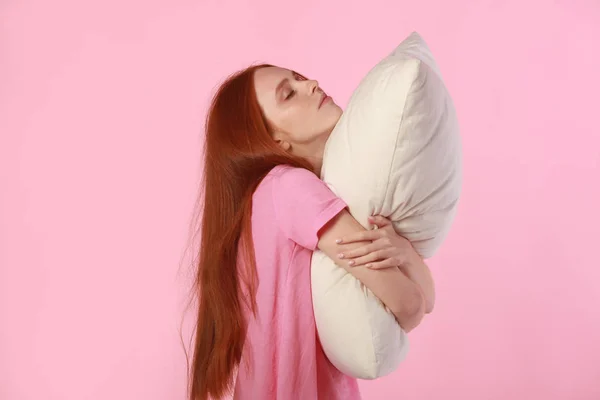 Piękna Młoda Kobieta Czerwonymi Włosami Śpi Poduszce Różowym Tle — Zdjęcie stockowe