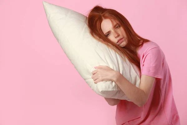 Bella Giovane Donna Con Capelli Rossi Dorme Cuscino Uno Sfondo — Foto Stock