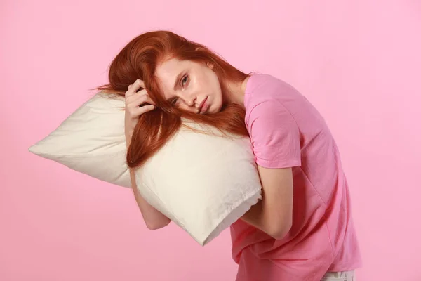 Piękna Młoda Kobieta Czerwonymi Włosami Śpi Poduszce Różowym Tle — Zdjęcie stockowe