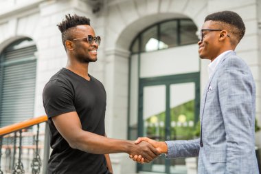 Binanın yakınında iki yakışıklı Afrikalı genç adamla buluşacağız.