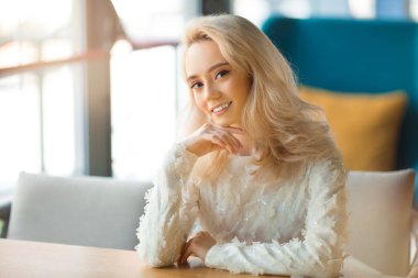 İç kısımda makyajlı güzel bir genç kadının portresi.