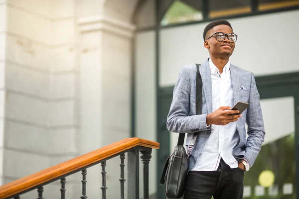 Snygg Ung Afrikansk Man Kostym Med Telefon Handen — Stockfoto