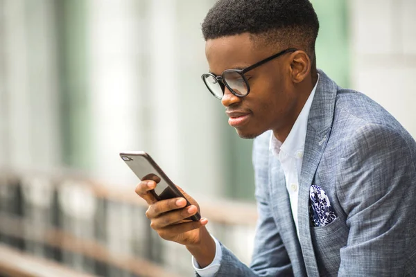 Snygg Ung Afrikansk Man Kostym Med Telefon Handen — Stockfoto