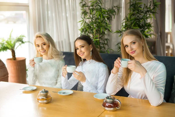 Drei Schöne Junge Frauen Weißen Kleidern Trinken Tee Einem Restaurant — Stockfoto