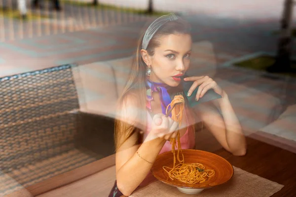 Belle Jeune Femme Maquillée Mange Des Spaghettis Dans Restaurant — Photo