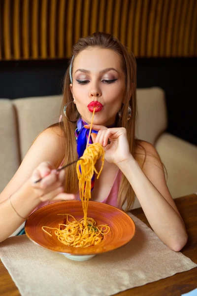 Beautiful Young Woman Makeup Eats Spaghetti Restaurant — Stock Photo, Image
