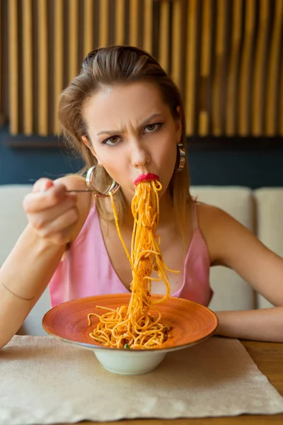 Красивая Девушка Макияжем Ест Спагетти Ресторане — стоковое фото