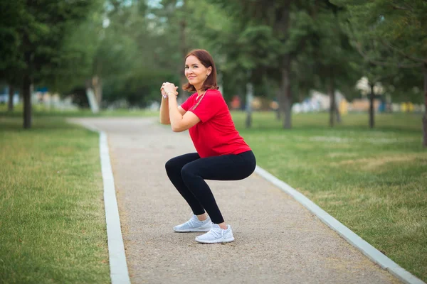 Hermosa Mujer Adulta Entra Para Los Deportes Parque Verano — Foto de Stock