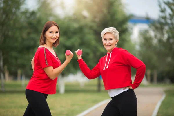 Twee Mooie Volwassen Vrouwen Die Sporten Met Halters Het Zomerpark — Stockfoto
