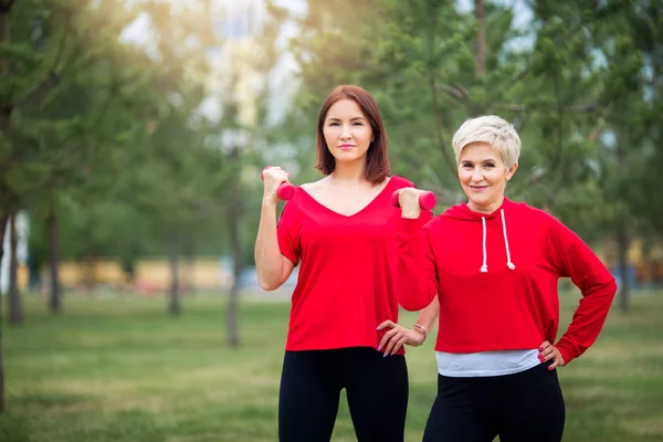 Dos Hermosas Mujeres Adultas Haciendo Deportes Con Mancuernas Parque Verano — Foto de Stock