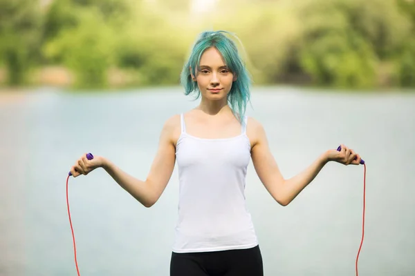 Retrato Uma Bela Jovem Com Cabelo Verde Parque Perto Lago — Fotografia de Stock