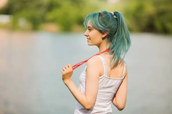 湖の近くの公園に緑の髪をした美しい若い女性の肖像画 — ストック写真