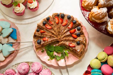 Şenlik masasında tatlı tatlı tatlılar