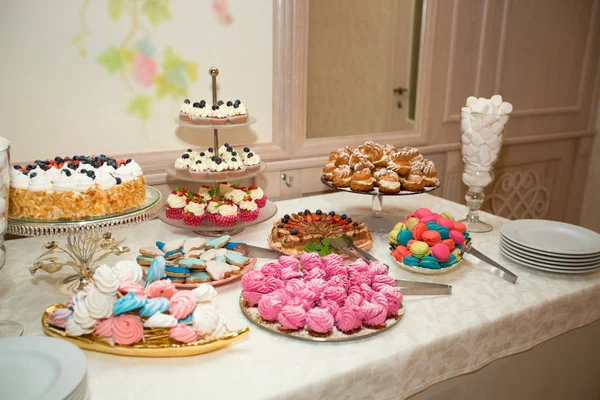 Pyszne Słodkie Desery Świątecznym Stole — Zdjęcie stockowe