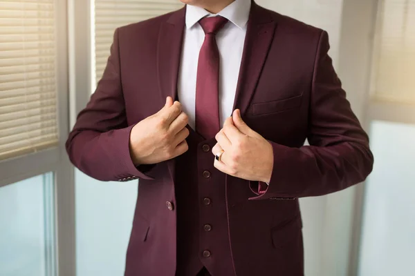 Όμορφο Κομψό Μοντέρνο Κοστούμι Έναν Άνδρα — Φωτογραφία Αρχείου