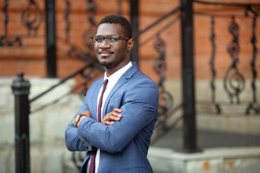 Duvarda gözlüklü yakışıklı bir genç.