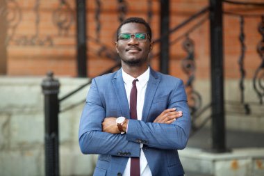 Duvarda gözlüklü yakışıklı bir genç.