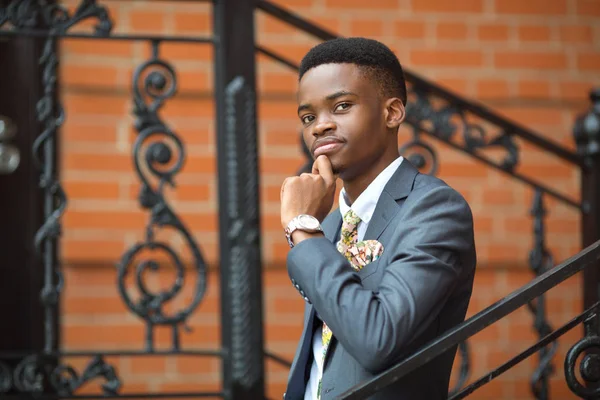 Retrato Joven Guapo Traje Contra Una Pared Ladrillo — Foto de Stock