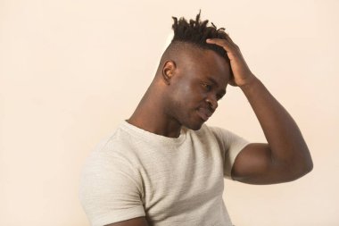 Bej bir geçmişi olan yakışıklı bir Afrikalı.