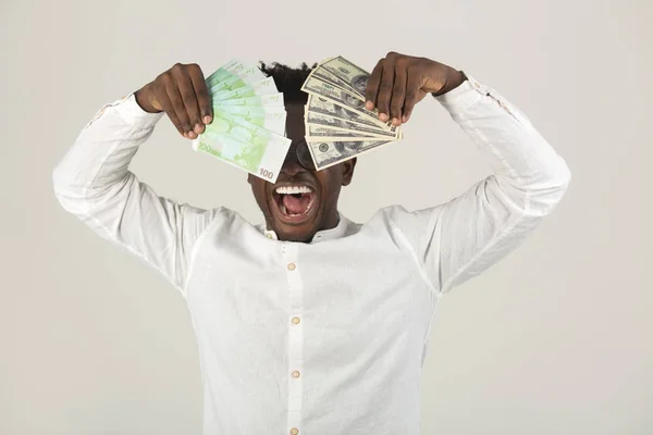 Stilig Ung Afrikan Man Vit Skjorta Med Dollar Och Euro — Stockfoto