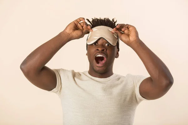 Beau Jeune Homme Africain Sur Fond Beige Dans Masque Sommeil — Photo