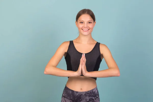 Mooie Jonge Vrouw Sportkleding Yoga Poseren Een Blauwe Achtergrond — Stockfoto