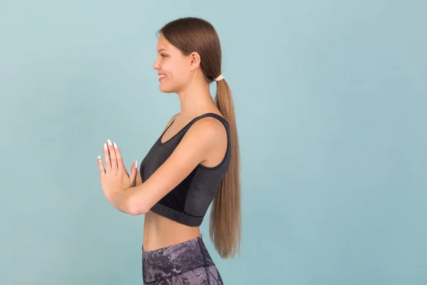 Hermosa Joven Ropa Deportiva Pose Yoga Sobre Fondo Azul —  Fotos de Stock