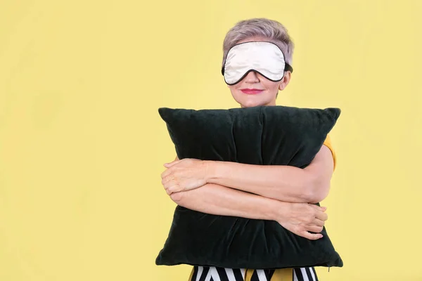 Κομψό Όμορφη Ηλικιωμένη Γυναίκα Μια Μάσκα Ύπνου Ένα Μαξιλάρι Στα — Φωτογραφία Αρχείου