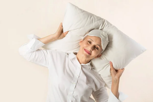 Elegante Bella Donna Anziana Trova Cuscino Una Camicia Bianca Uno — Foto Stock