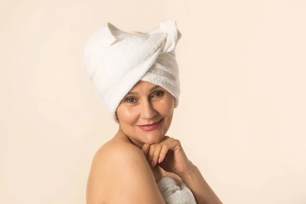 Snygg Vacker Åldrad Kvinna Vit Handduk Beige Bakgrund — Stockfoto