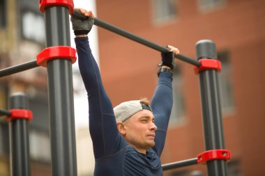  Spor giyimli yakışıklı genç adam dışarıda antrenman yapıyor.