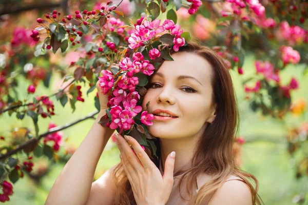 Portrait Une Belle Jeune Femme Maquillée Près Arbre Aux Fleurs — Photo