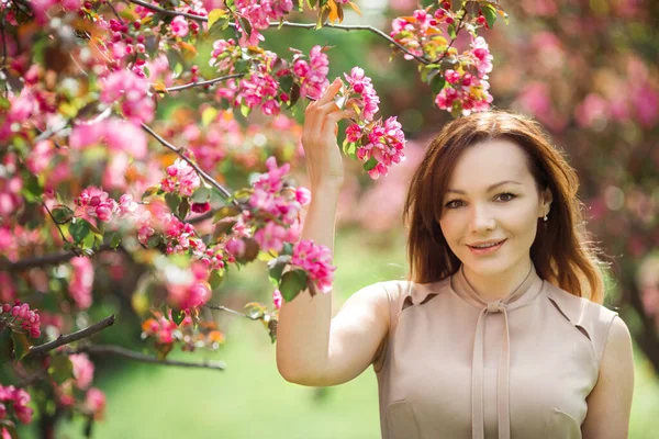 Porträtt Vacker Ung Kvinna Med Make Nära Ett Träd Med — Stockfoto