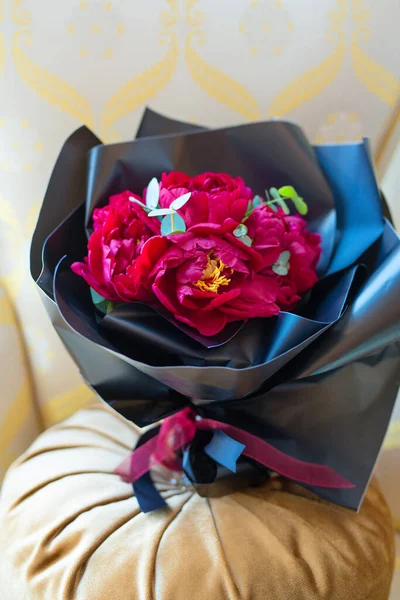 Mooi Stijlvol Boeket Van Rode Verse Bloemen — Stockfoto