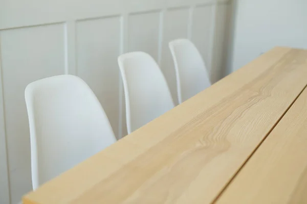 Escritório Local Trabalho Três Cadeiras Brancas Uma Mesa — Fotografia de Stock