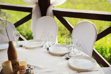 Şenlik masasındaki güzel çatal bıçak takımı.