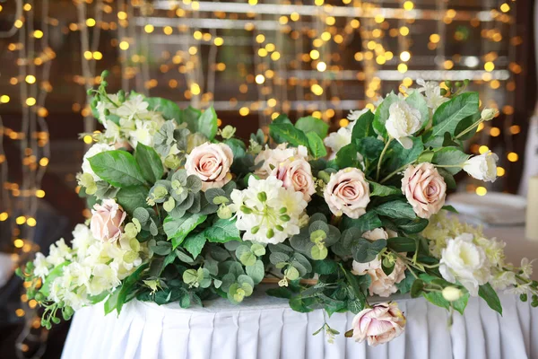 Hermoso Ramo Festivo Rosas Una Mesa Restaurante — Foto de Stock