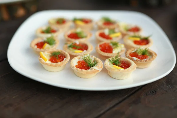 Hermosas Tartaletas Sabrosas Con Caviar Rojo —  Fotos de Stock