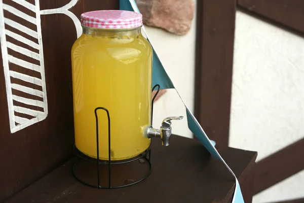 タップ付きの黄色いレモネードの大きなボトル — ストック写真