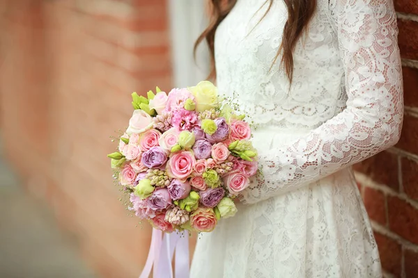 Krásná Svatební Kytice Rukou Nevěsty — Stock fotografie