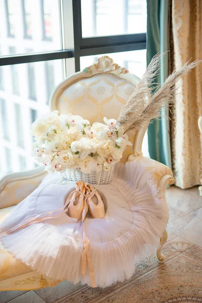 Büyük Güzel Beyaz Bir Buket Narin Doğal Güller — Stok fotoğraf