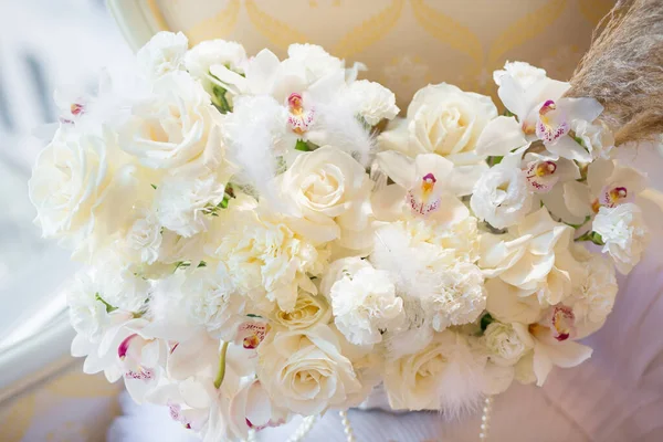 Великий Красивий Білий Букет Ніжних Натуральних Квітів Троянд — стокове фото