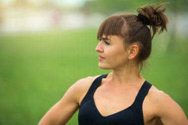 Güzel genç bir kadın spor için dışarı çıkıyor.